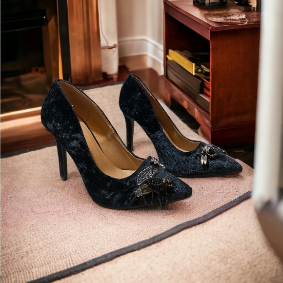 Qupid  Women’s High Heel Beaded Bumble Bee And Dragonfly Black Velvet Size 6.5 - Picture 1 of 12